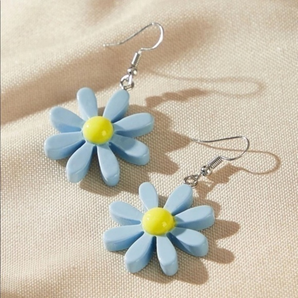 3/$30 💙 Acrylic Sunflower Earrings